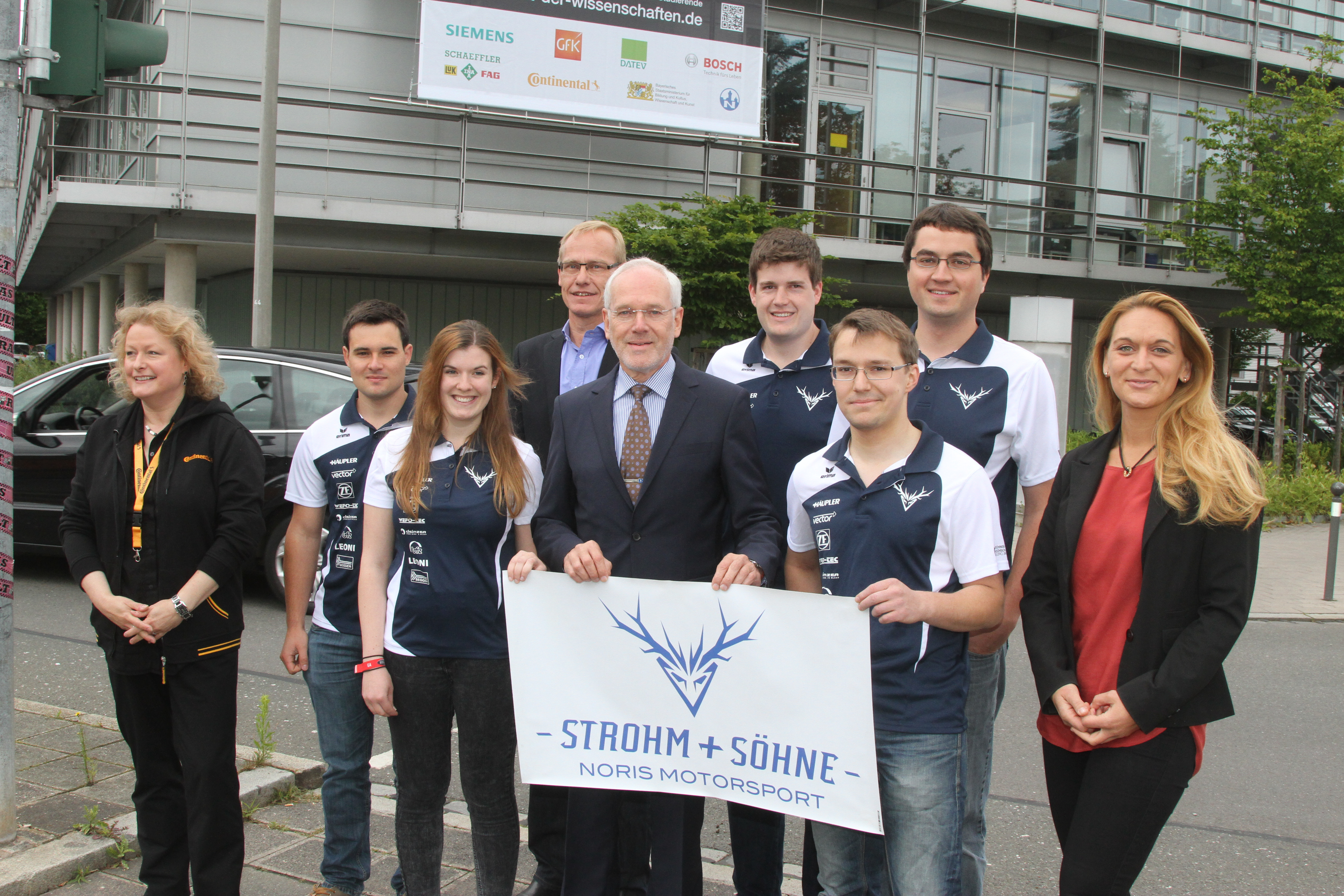 Prof. Dr. Michael Braun (Mitte), Präsident der Technischen Hochschule Nürnberg, stellte mit (v.l.)
Sigrid Baumann (Continental), Sebastian Hirschmann (StrOHM+Söhne), Christina Wichtrey (StrOHM+Söhne), Prof. Dr. Ulrich Grau (TH Nürnberg), Andreas Geiger (StrOHM+Söhne), Rolf Seebeck (StrOHM+Söhne), Roman Schaal (StrOHM+Söhne) und Rita Rohmfeld (Schaeffler Technologies AG & Co. KG) das Plakat zur Langen Nacht der Wissenschaft vor.