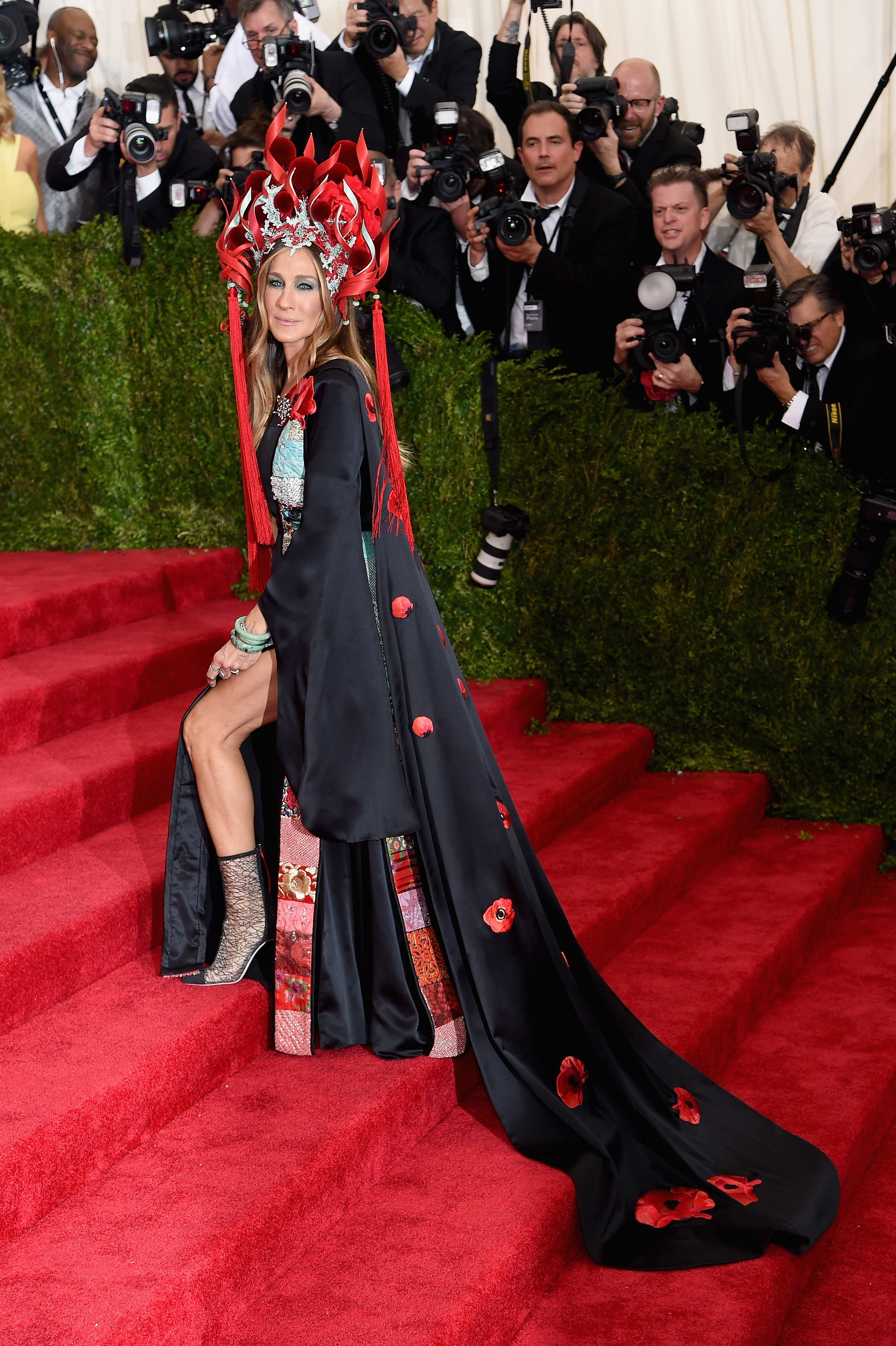 Sarah Jessica Parker, Mitglied des 2015 Costume Institute Benefit Komitees, trug ein Kleid, das sie in Zusammenarbeit mit H&M entworfen hat.