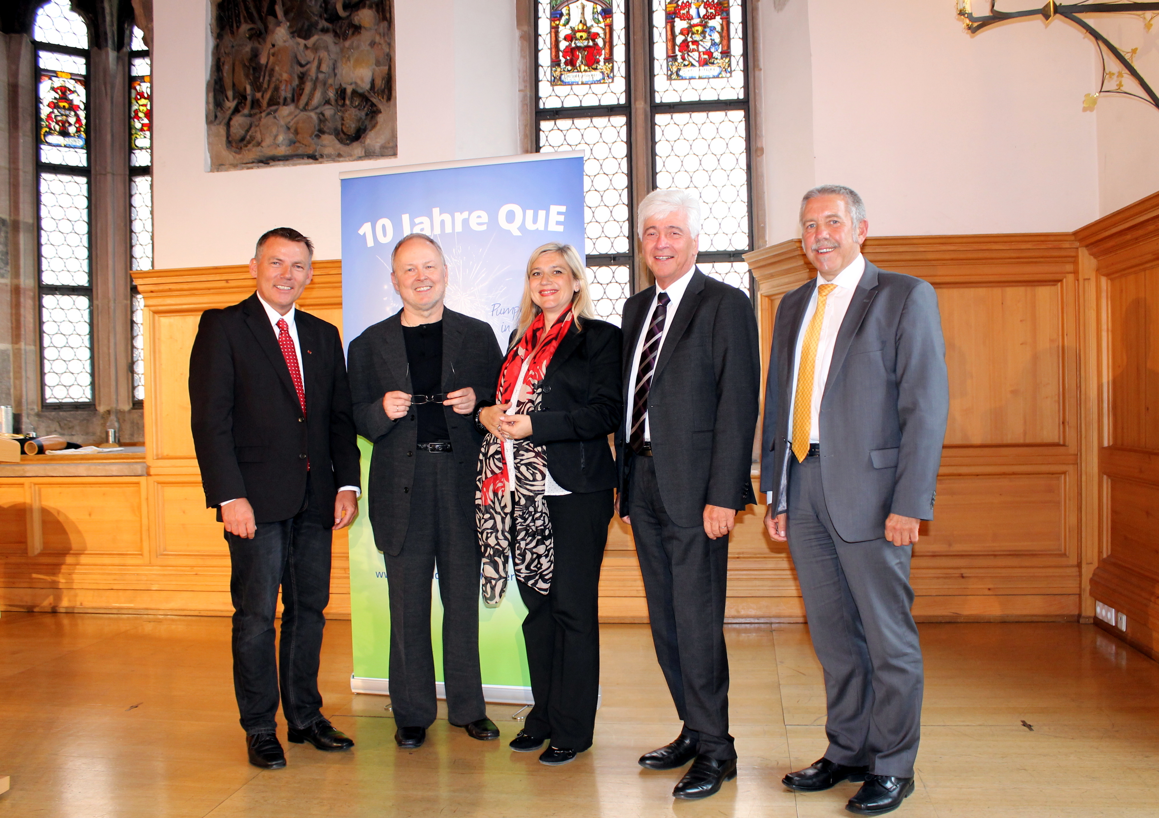 10 Jahre Gesundheitsnetz QuE eG Nürnberg im Historischer Rathaussaal mit (v.l.) Christian Bredl (Leiter TK-Landesvertretung Bayern), Dr. Veit Wambach, Vorstand der QuE eG, Melanie Huml, Bayerische Staatsministerin für Gesundheit und Pflege, Dr. Max Kaplan, Präsident der Bayerischen Landesärztekammer, Martin Steidler, Bereichsleiter Versorgungsmanagement AOK Bayern.