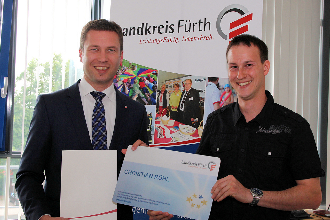 Landrat Matthias Dießl (li.) überreicht Christian Rühl symbolisch die 1000. Ehrenamtskarte für den Landkreis Fürth.