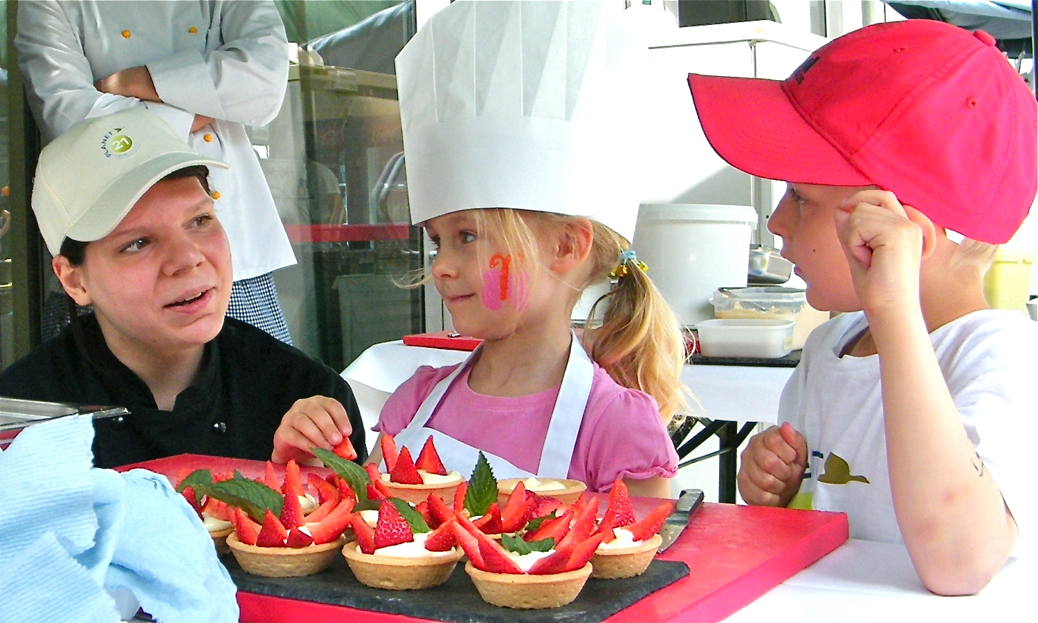 Kochen macht Spaß: Auch leckere Erbeertörtchen wurden zum Fest der Begegnung gezaubert. Foto: oh