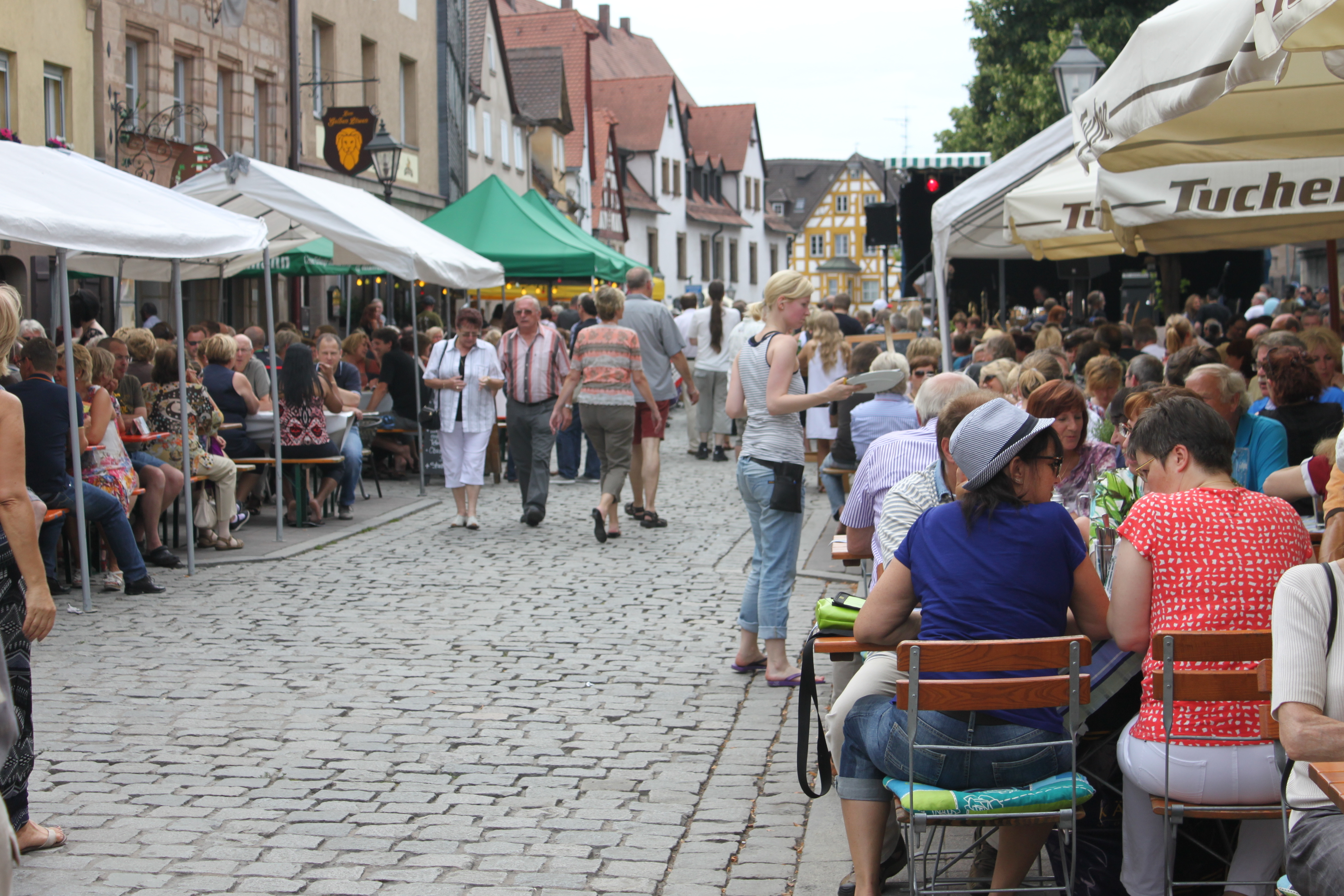 Auch nach Ende des Grafflmarktes um 22 Uhr, kann man in der Gustavstraße bis 24 Uhr im Freien Bier, Wein oder Wasser in geselliger Runde genießen. Foto: Ebersberger