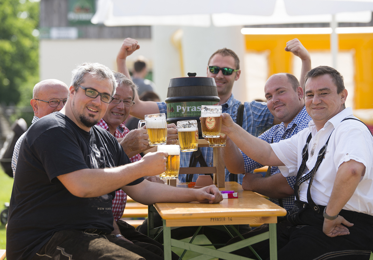 Bildunterschrift: Idyllische Stimmung im beschatteten Biergarten.