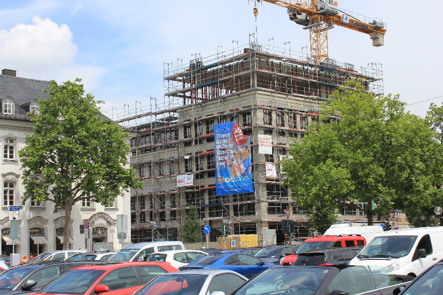 Die Volksbücherei hat ab Herbst ein neues Domizil: ganz oben im Glasdachgeschoss der Neuen Mitte. Foto: Ebersberger