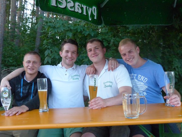 Bildunterschrift: Treue Freunde aus Aue: Benjamin Fechler, Christian Becher, Benjamin Schulz und Kevin Rottmann (v. li.) sind auch heuer wieder eigens angereist.