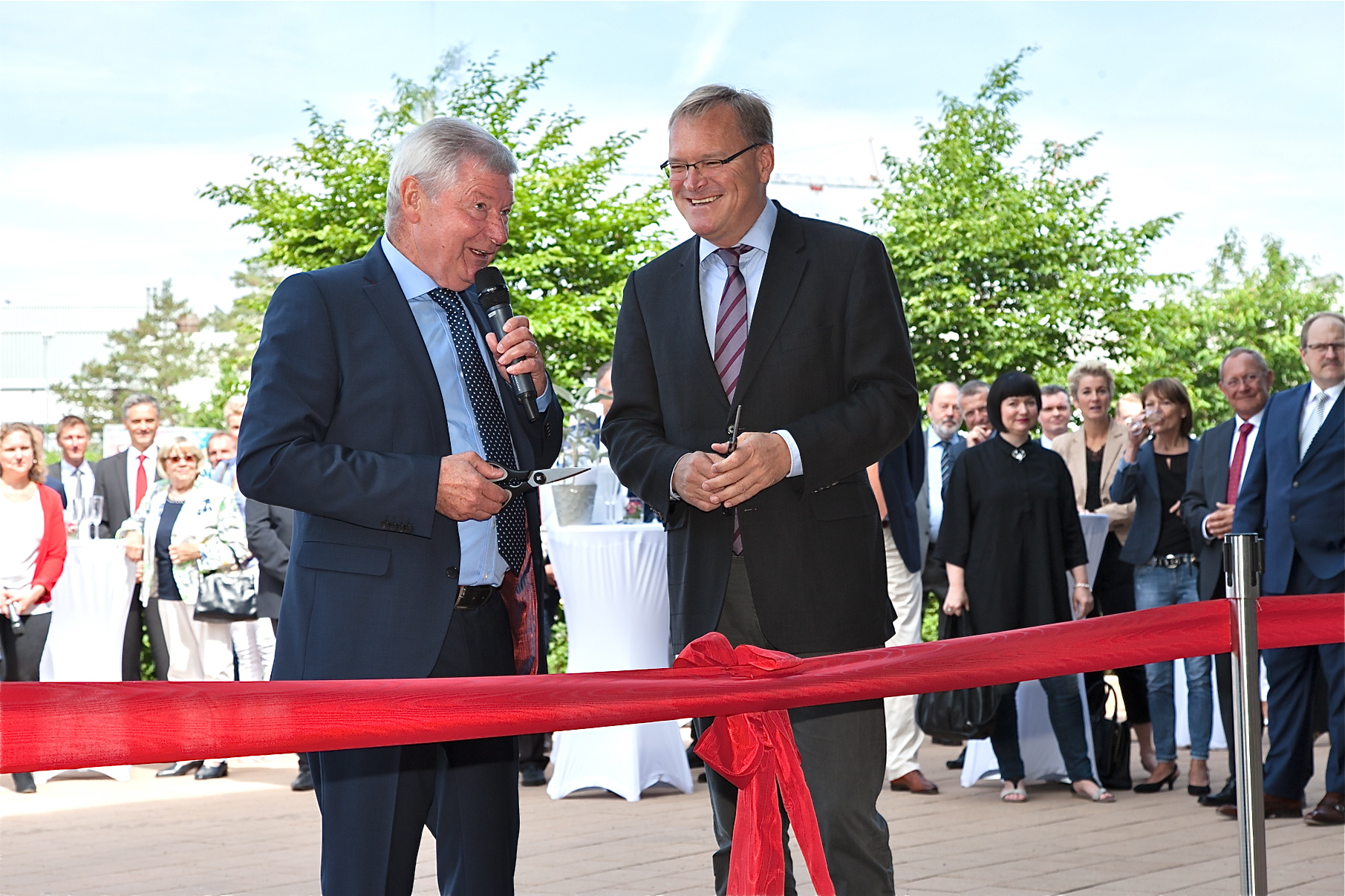Norbert Pilipp und Oberbürgermeister Andreas Starke vor dem Durchschneiden des roten Bandes. Foto: R. Rosenbauer