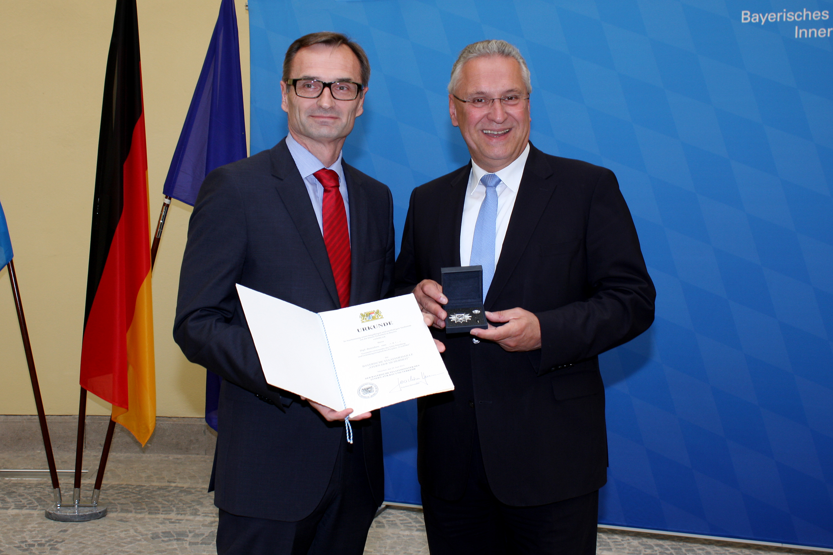 Preisverleihung in München. Auf dem Foto (l.) Josef Hasler, VAG-Vorstandsvorsitzender, und Bayerns Innenminister Joachim Herrmann.
