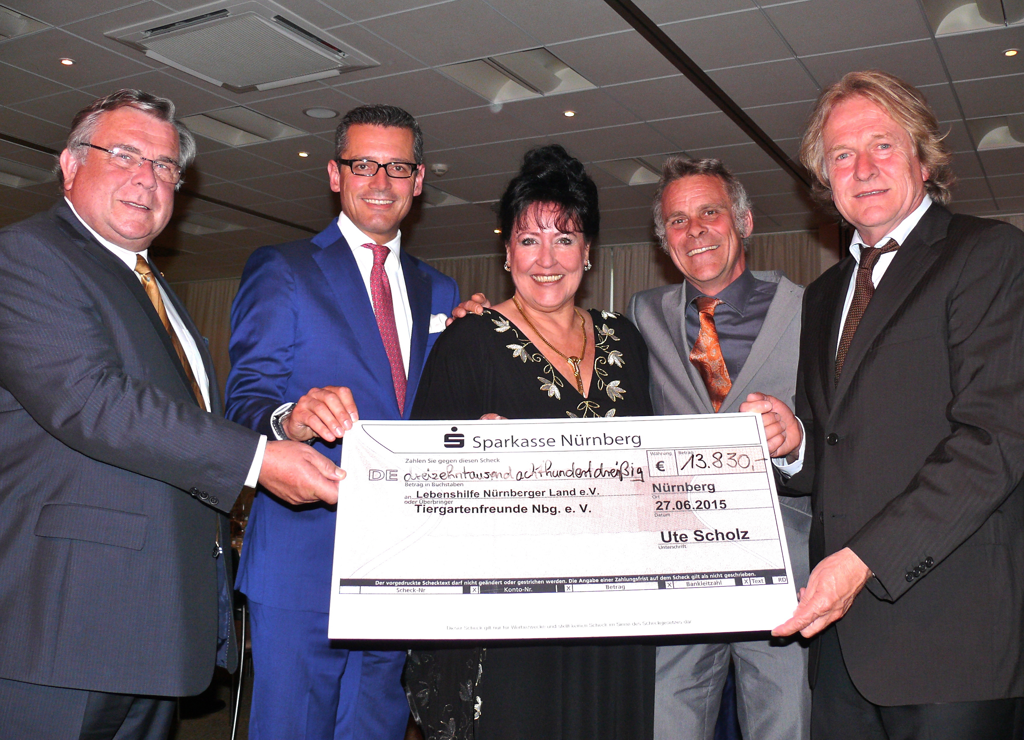 Exakt 13.830 Euro für den guten Zweck: Gerhard John (Lebenshilfe Nürnberger Land), Dr. Michael Fraas (Wirtschaftsreferent Nürnberg), Benefiz-Initiatorin Ute Scholz, Dr. Dag Encke sowie Dr. Lorenzo von Fersen (beide Tiergarten / v.l.n.r.) freuen sich über das tolle Engagement. Foto: Uwe Müller