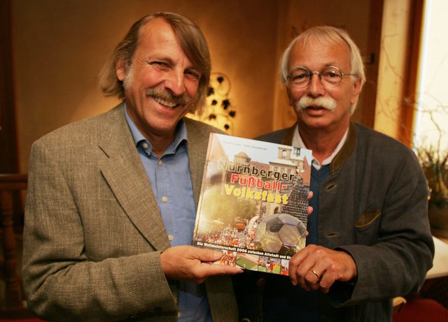 Herbert Liedel (l.) und Klaus Schamberger präsentieren ihren Bildband. | Foto: bayernpress