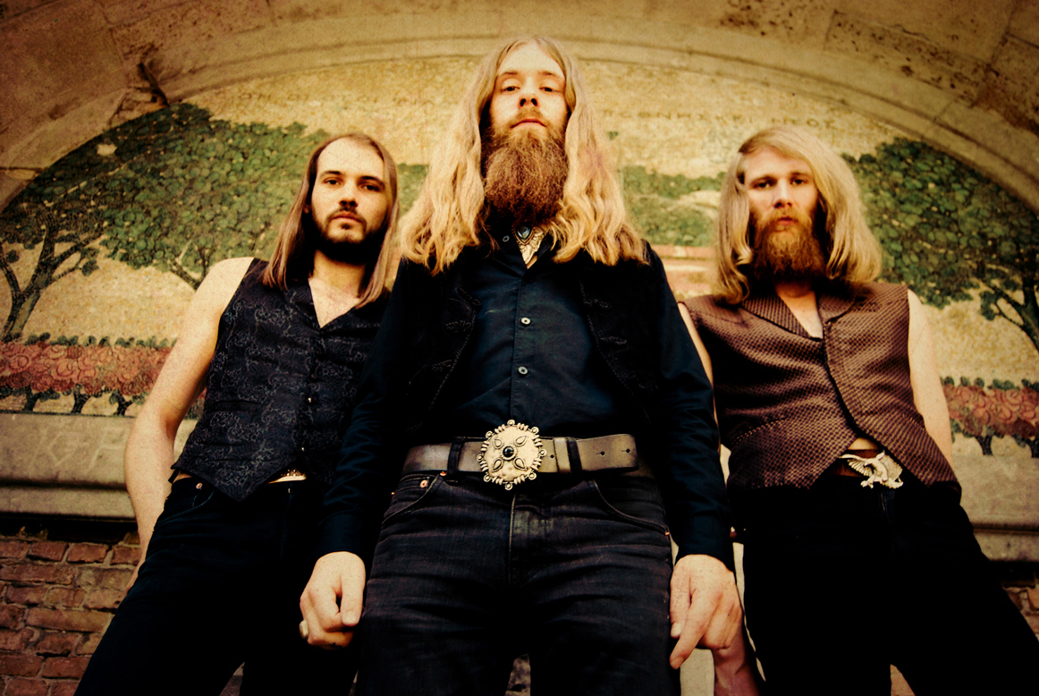 Mit dem Berliner Trio Kadavar geht es zurück in die 70er.