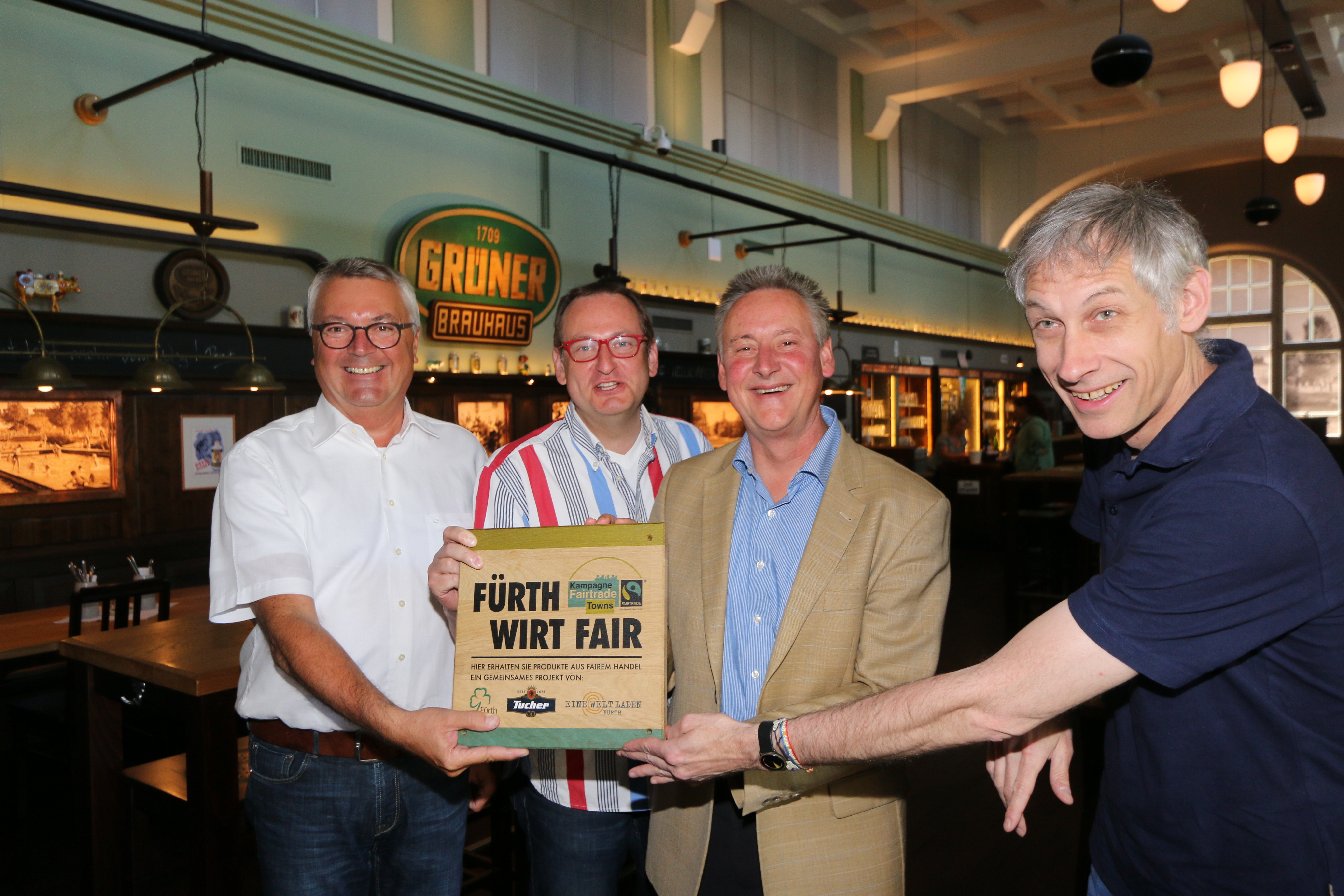 Die Aktion „Fürth Wirt Fair“ war letztlich erfolgreich. Darüber freuen sich Bernhard Herrmann (Tucher Brauerei), Volker Heißmann (Comödie Fürth), OB Thomas Jung und Andreas Schneider (v.li.n.r). Foto: J.R.Braun