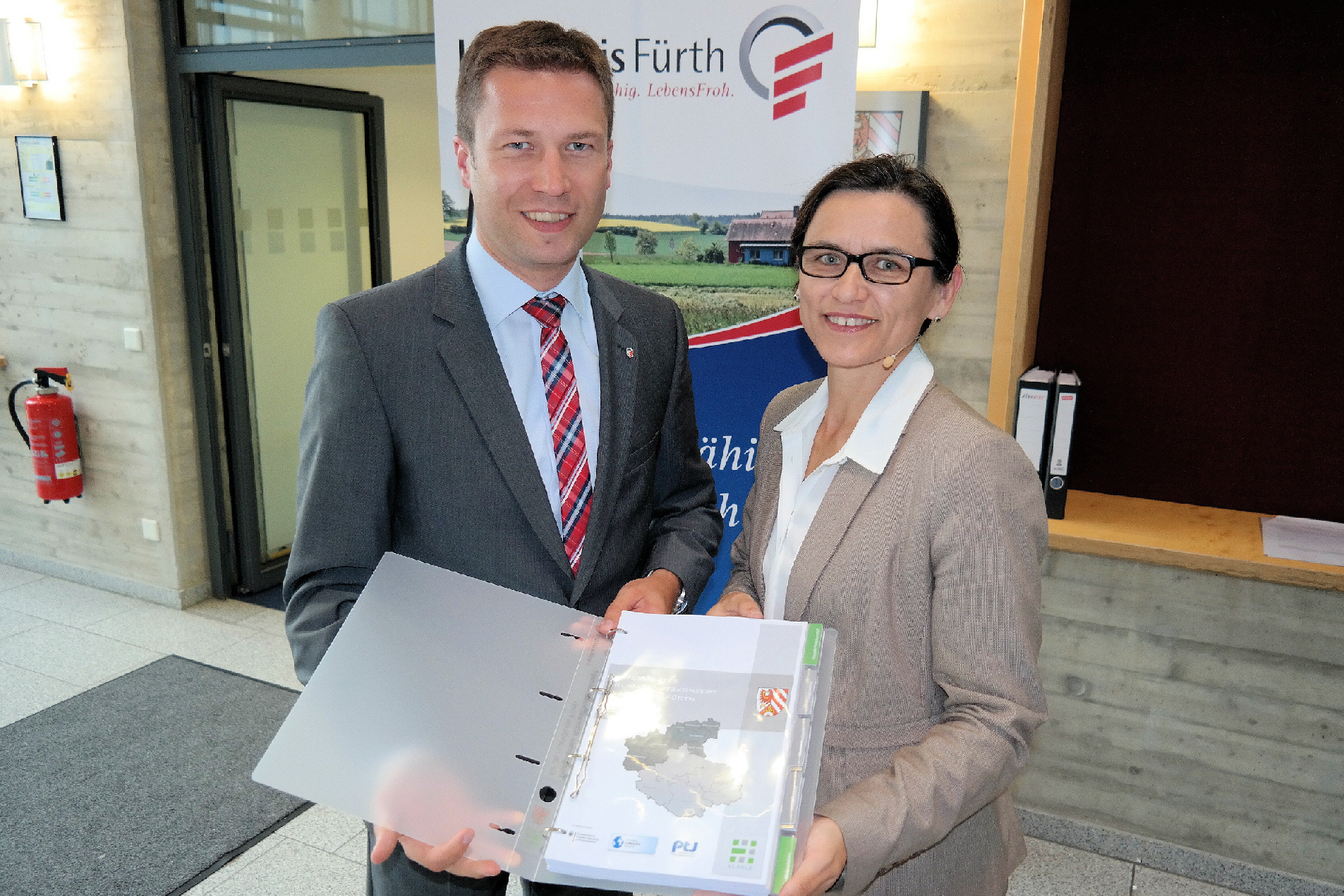 Landrat Matthias Dießl präsentiert gemeinsam mit Prof. Dr. Martina Klärle (Klärle - Gesellschaft für Landmanagement und
Umwelt mbH) das integrierte Klimaschutzkonzept für den Landkreis Fürth.