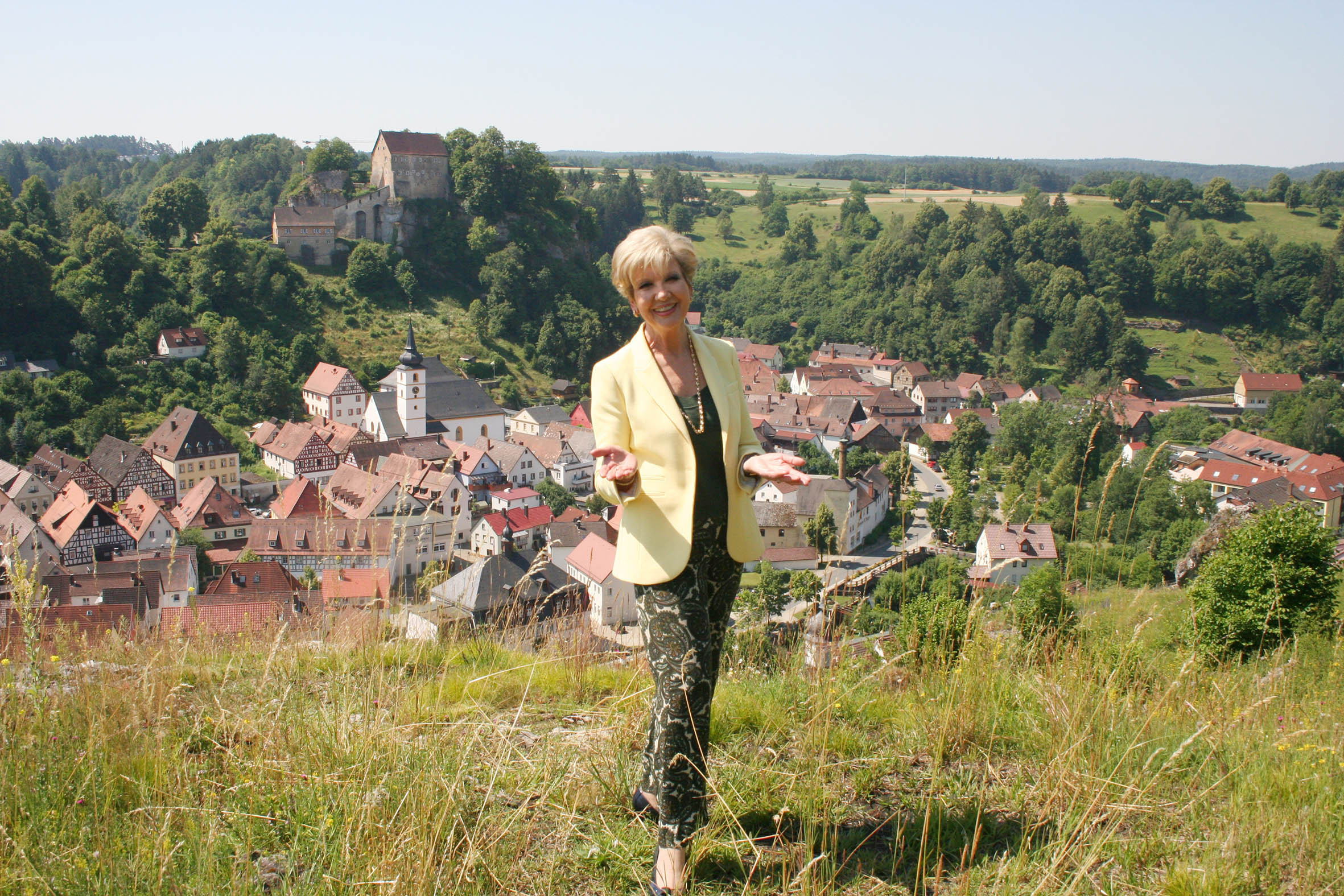 Carolin Reiber besucht für Sendung ,,Bayerntour Sommerreise" die Fränkische Schweiz - hier mit Blick auf Pottenstein.