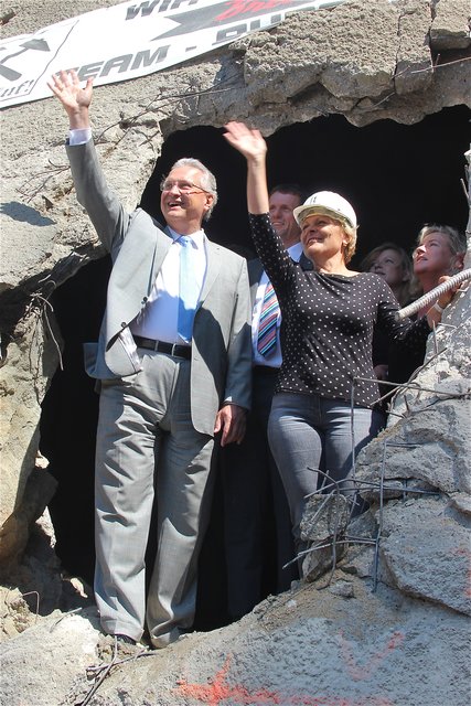 Vollbracht: Joachim Herrmann und Karin Kefer winken gut gelaunt aus dem Berg heraus. Foto: tom
