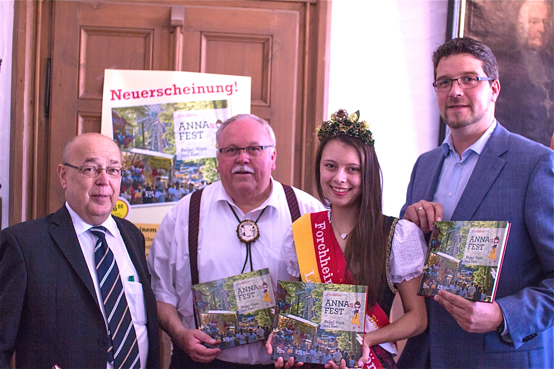 Halten stolz das neue Buch in der Hand: Oberbürgermeister Franz Stumpf, Bürgermeister Franz Streit, Bierkönigin Laura I. und Redakteur Michael Bantele (v.l.n.r.). Foto: Christian Rosenbauer