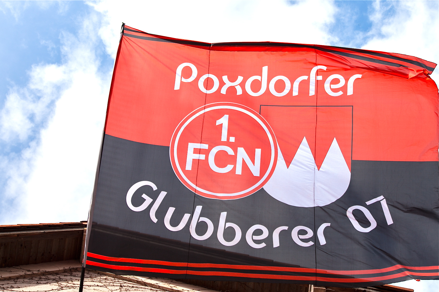 Schon zum Tag des offenen Dorfes wehte die Fahne der Poxdorfer Clubfreunde weithin sichtbar. Foto: Roland Rosenbauer