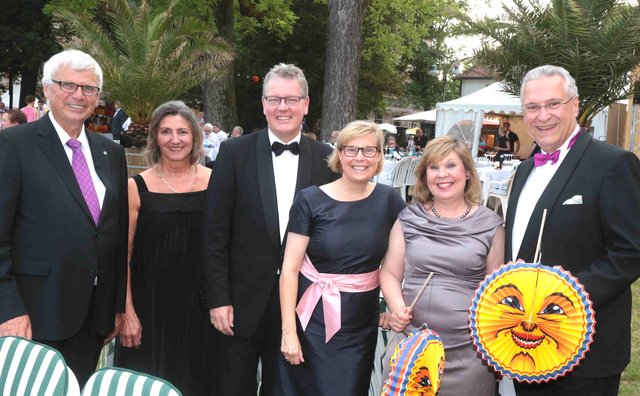 Staatsminister Joachim Herrmann (r.) mit Ehefrau Gerswid, Dr. Matthias Everding (3.v.l.) mit Gattin Dorothee und Dr. Johannes Friedrich (l.), Landesbischof a.D. mit Ehefrau Dorothea. Fotos: John R. Braun / bayernpress