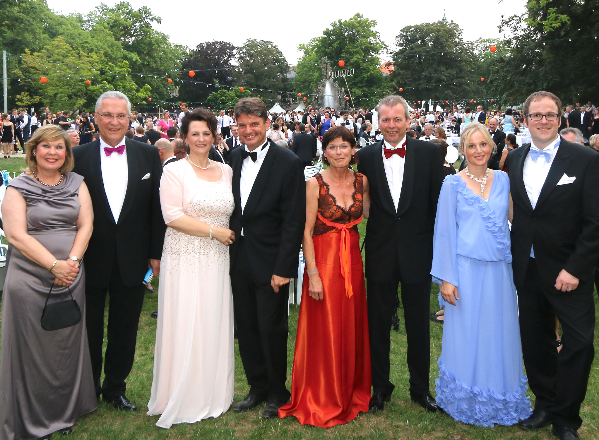 FAU-Präsident Prof. Dr.-Ing. Joachim Hornegger (4.v.l.) und Ehefrau Belinda (3.v.l.) mit Staatsminister Joachim Herrmann (2.v.l.) und Ehefrau Gerswid (l.), Erlangens Oberbürgermeister Dr. Florian Janik (r.) mit Ehefrau Sylvia (2.v.r.) und Nürnbergs Oberbürgermeister Dr. Ulrich Maly und Ehefrau Petra. Fotos: John R. Braun / bayernpress
