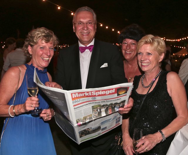 Pünktlich um Mitternacht gab's wieder was zu lesen – die traditionell vom MarktSpiegel erstellte Mitternachtszeitung. Klicken Sie sich weiter durch die Galerie! Foto: bayernpress