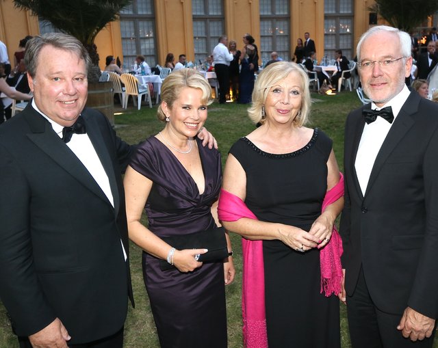 Prof. Dr. Michael Braun (r.), Präsident der technischen Hochschule, und Ehefrau Barbara (2.v.r.) mit Immobilienunternehmer Klaus-Jürgen Sontowski und Ehefrau Gabriele.  Fotos: John R. Braun / bayernpress