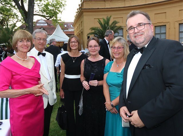Siemens-Vorstand Prof. Dr. Siegfried Russwurm (r.) und Ehefrau Susanne (2.v.r.), Ulrike Busch (3.v.r.), Sylvia Mrosik (3.v.l.) und Heinrich von Pierer mit Ehefrau Anette. Fotos: John R. Braun / bayernpress