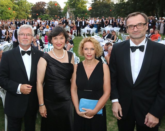 Josef Hasler (r.), N-ERGIE Vorstands-Chef, und Ehefrau Birgid (2.v.r.) mit den Regionalbischöfen Elisabeth Hann von Weyhern und Stefan Ark Nitsche. Fotos: John R. Braun / bayernpress