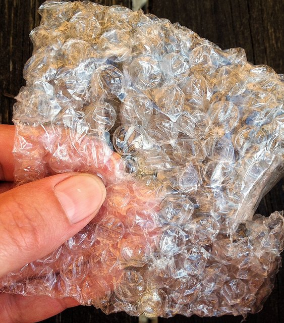 Wer im Paket noch ,,Ploppfolie" findet, bitte ausgiebig durchploppen. Bald wird die Luftpolsterfolie durch ein neues Modell ersetzt.