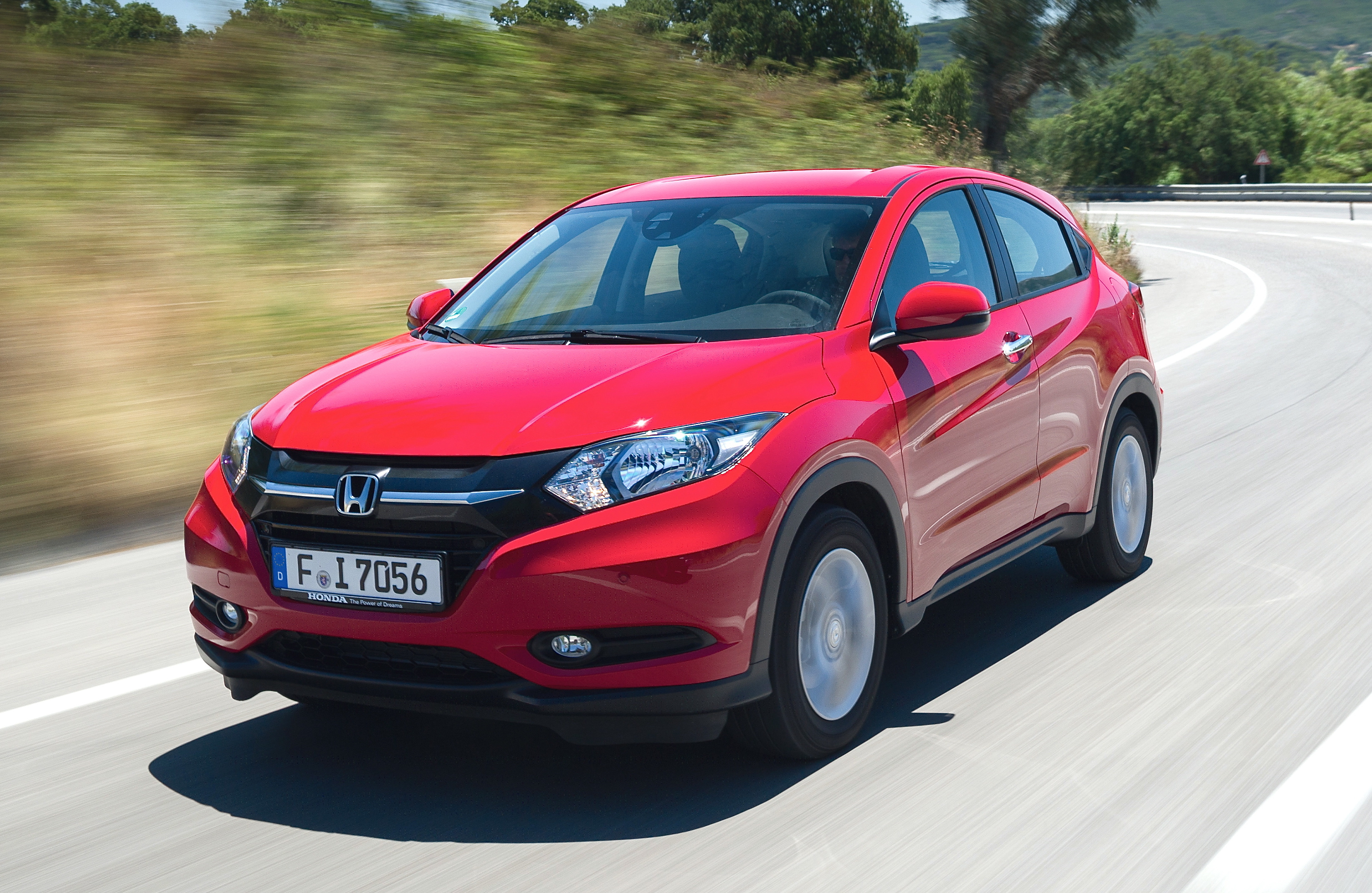 Der neue HR-V weist ein markantes SUV-Gesicht auf, bei dem die schmalen Scheinwerfer die Breite betonen. Foto: Auto-Medienportal.Net/Honda