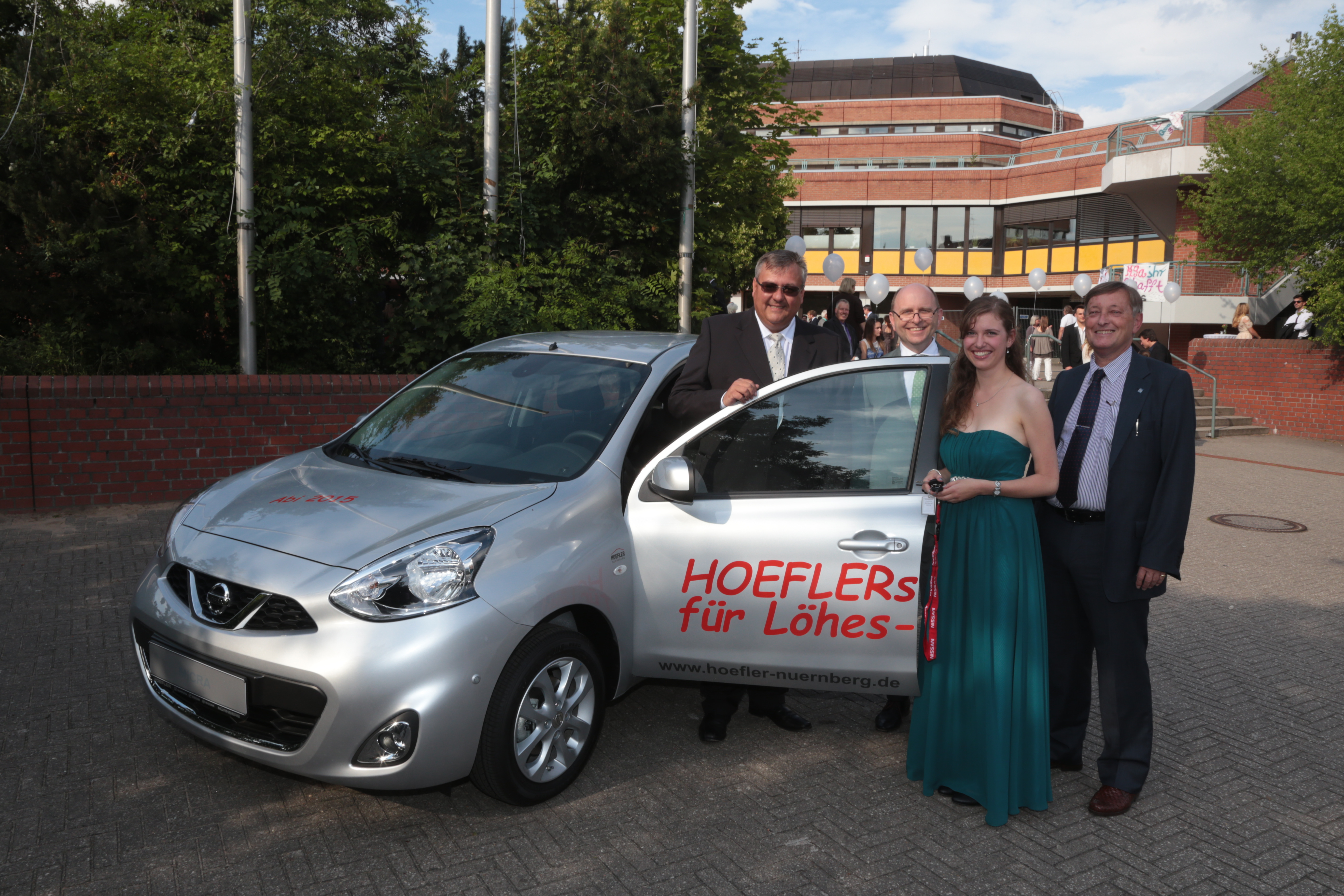 Bei der Übergabe des Autos (v.l.) Dirk Hoerr, Reiner Geißdörfer, Caroline Swoboda und Georg Michael Schopp.