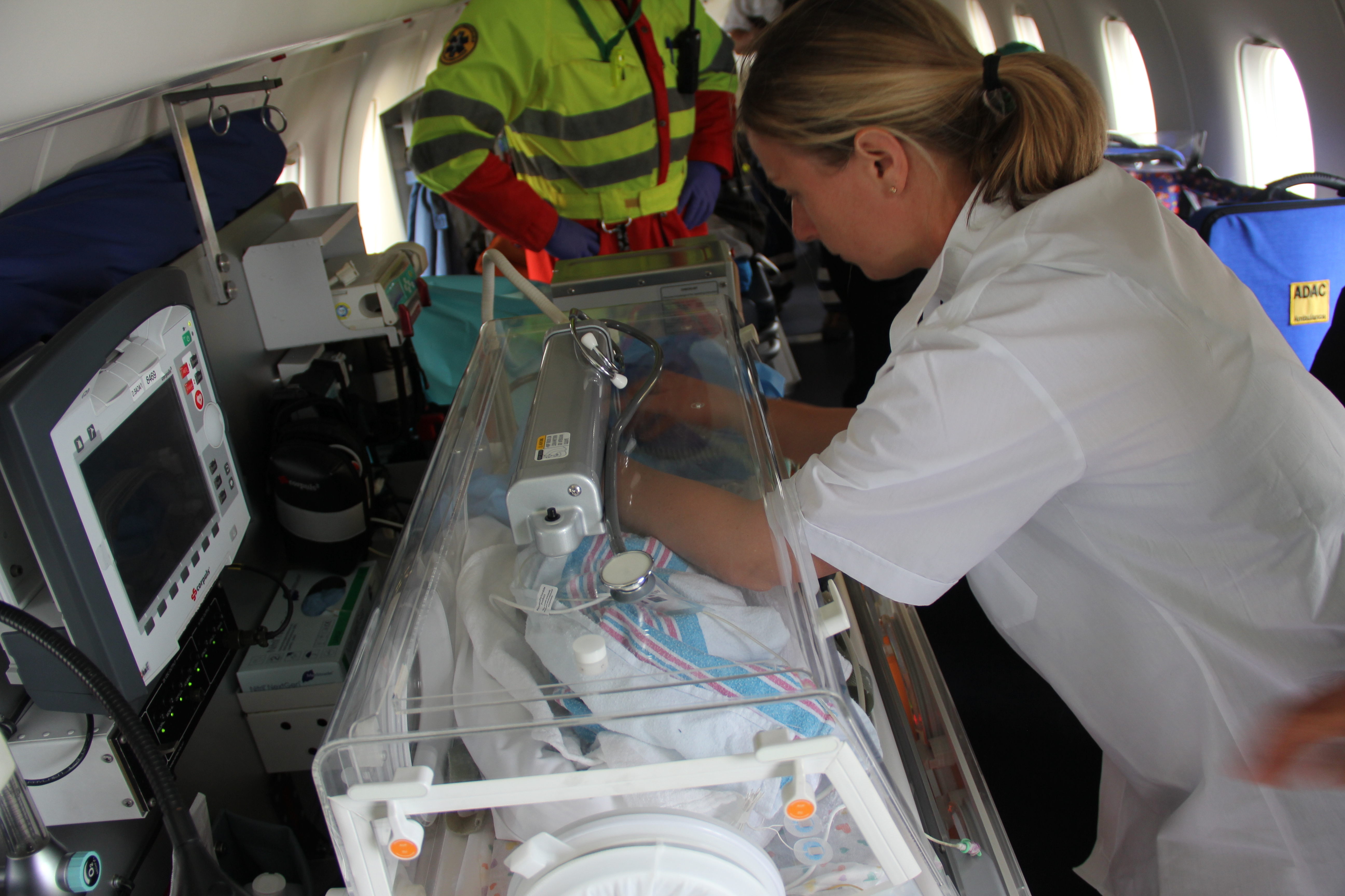 Dr. Miriam Scheffler aus dem Team von Prof. Schroth an der Cnopf`schen Kinderklinik flog nach St. Louis, um Ain dort abzuholen.