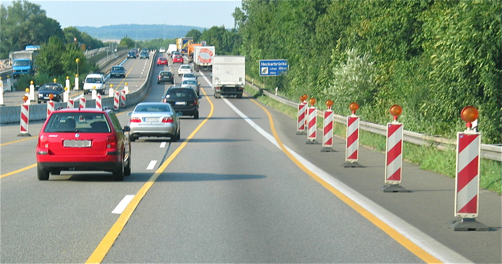 Kommt man auf der Autobahn in eine Baustelle, sollte man besonders achtsam sein und das eigene Fahrverhalten entsprechend anpassen. Foto: Auto-Medienportal.Net/DEKRA