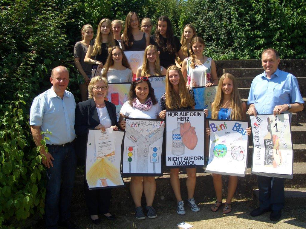 „bunt statt blau“ - unter diesem Motto beteiligten sich 10.500 Schüler am bundesweiten Plakatwettbewerb gegen das „Komasaufen“ bei Jugendlichen. Siegerklasse vom Gymnasium Fränkische Schweiz in Ebermannstadt.