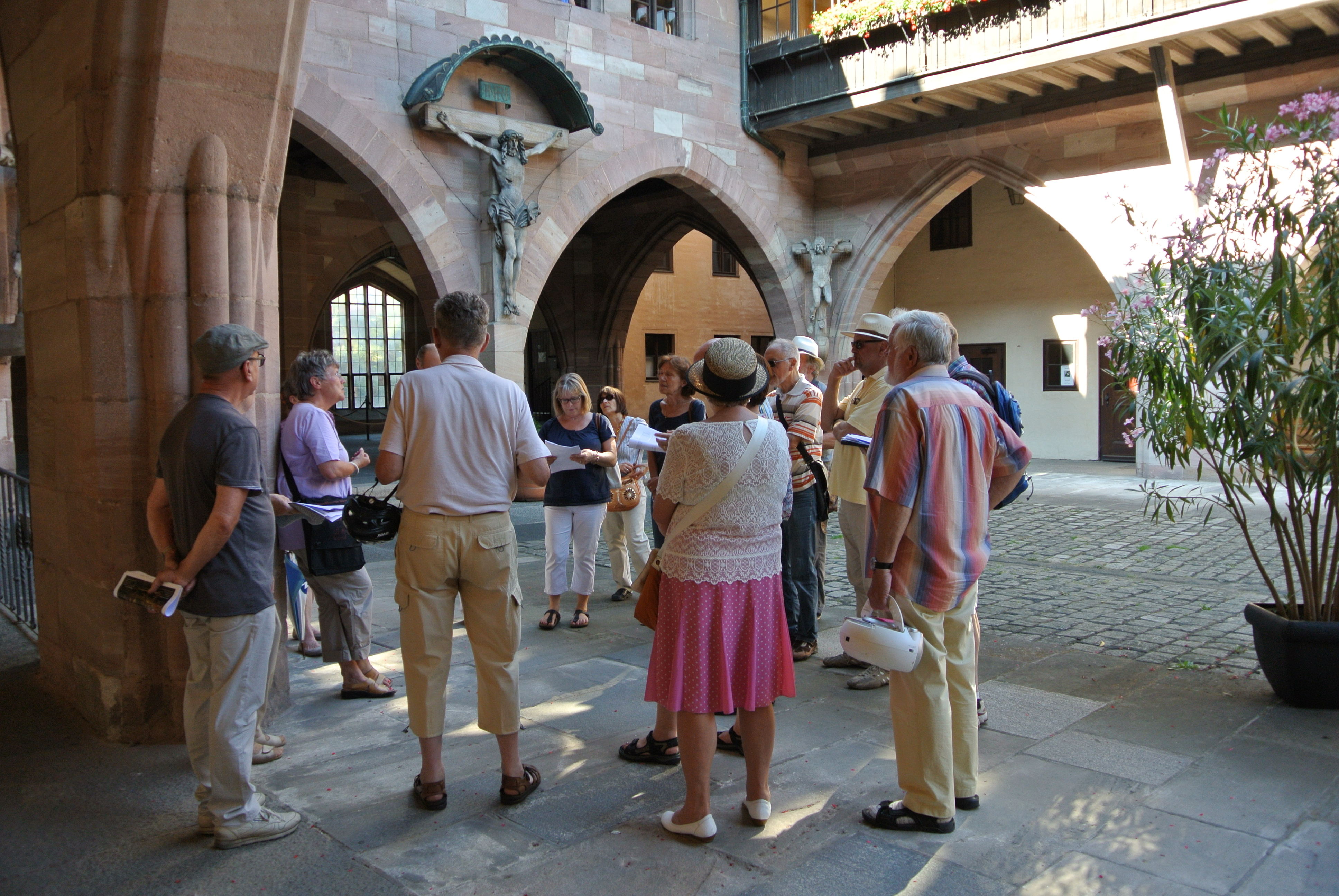 Vorbereitung zur Führung der Altstadtfreunde im Kreuzigungshof.