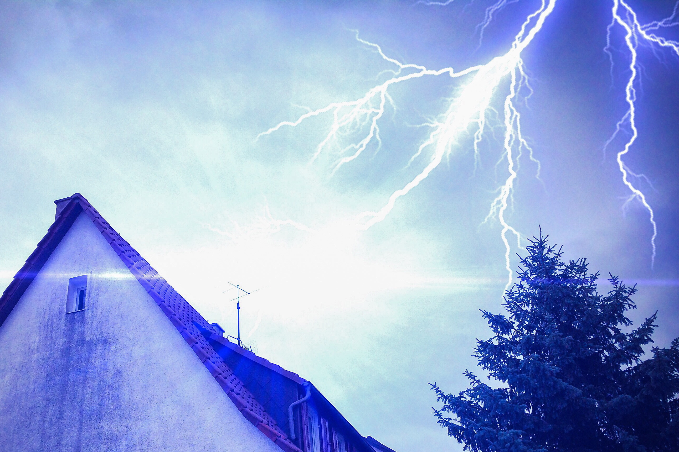 Ist ein Haus nicht richtig gesichert, kann dies im Falle eines Unwetters Versicherungsleistungen deutlich schmälern. Foto: © Jürgen Fälchle-fotolia.com