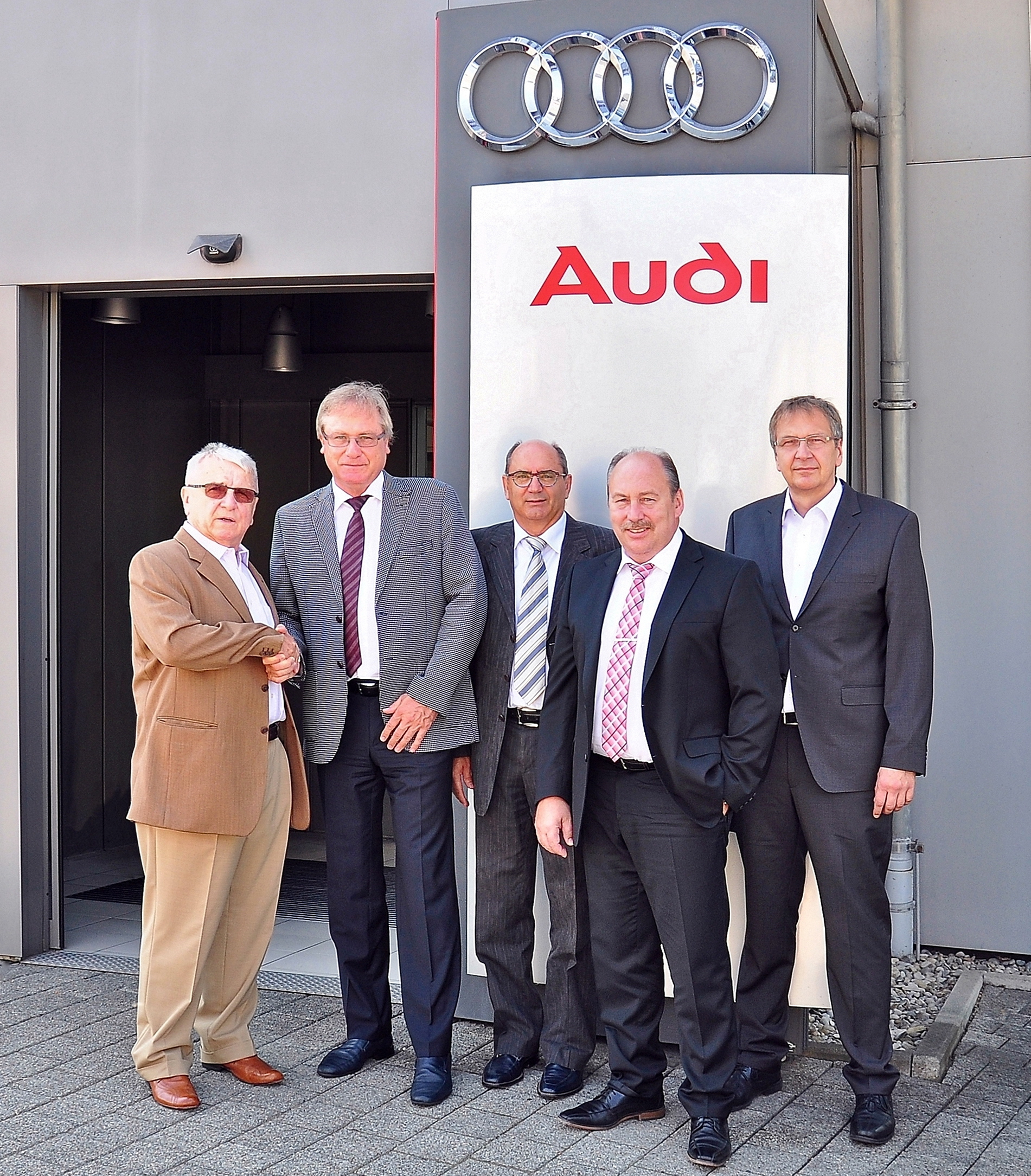 Ab sofort unter dem Dach der Feser-Graf-Gruppe: Die Feser Breitschwert GmbH mit Klaus Dieter Breitschwert, Uwe Feser, Wilhelm Graf, Michael Christoph und Karl Heinz Breitschwert (v.l.n.r.). Foto: FGG