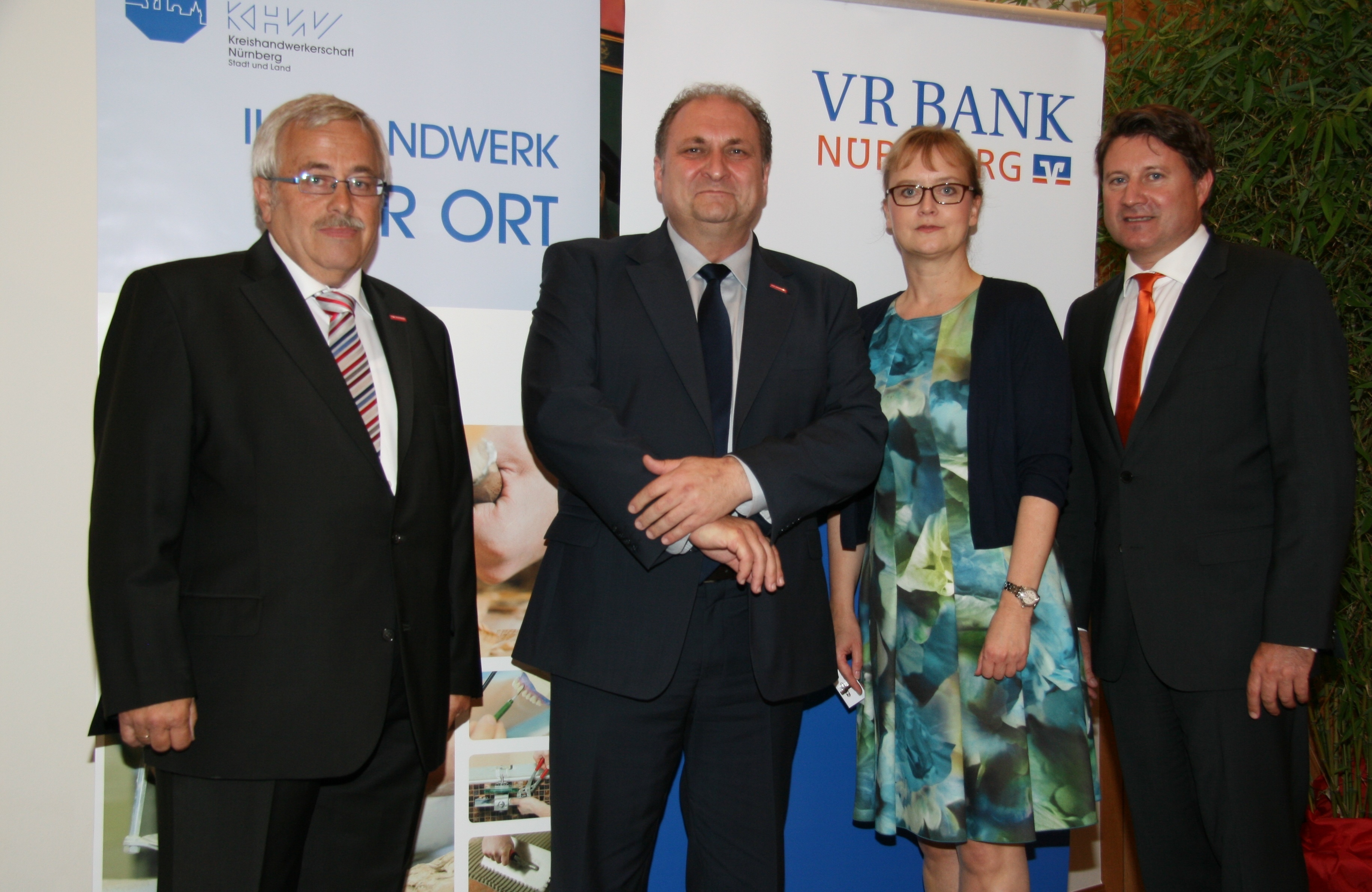 Sommerempfang der Kreishandwerkerschaft Nürnberg (v. l.): Kreishandwerksmeister Achim Hanisch, Hans Peter Wollseifer, Präsident des Zentralverbandes des Deutschen Handwerks, Manuela Wohlert, Geschäftsführerin der Kreishandwerkerschaft Nürnberg, und Dirk Helmbrecht, Vorstandsvorsitzender der VR Bank Nürnberg.