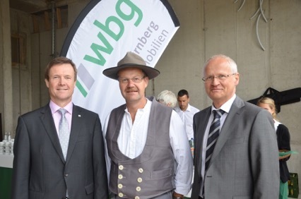 wbg-Geschäftsführer Ralf Schekira, Polier Raimund Büttner und Bürgermeister Klemens Gsell beim Richtfest.