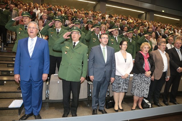 Bayerns Innenminister Joachim Herrmann bei der Nationalhymne mit MdL Petra Guttenberger (5.v.l.) und MdL Michael Brückner (6.v.l.). | Foto: bayernpress
