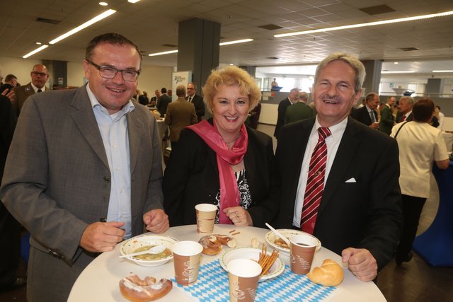 Beim Empfang (v.l.): Bezirksrat Michael Maderer aus Zirndorf, Landtagsabgeordnete Petra Guttenberger aus Fürth und Stadtrat Max Höffkes aus Nürnberg. | Foto: bayernpress