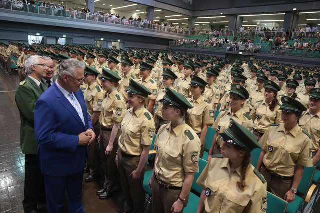 Bayerns Innenminister gratuliert den frisch vereidigten Polizisten. | Foto: bayernpress