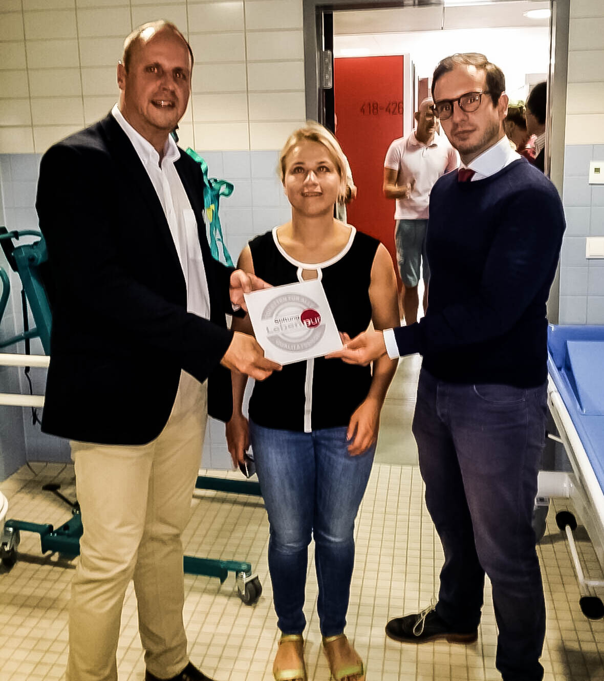 Im Beisein von Bürgermeister Christian Vogel (l.) und Verena Bentle wurde im SüdstadtBad der Stadt Nürnberg eine „Toilette für alle“ eröffnet.