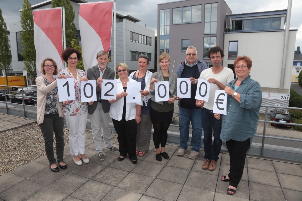 Bei der Spendenübergabe (v.l.): Kathrin Kaffenberger (Kinderpalliativteam Erlangen), Ulrike Opfermann-Schmidt (Luise Leikam Schule Fürth), Wolfgang Peter (ATSV Erlangen) Petra Beck, Gabriele Wittmann (WIR-Projekt Erlangen), Pauline Buff (Theater Pfütze Nürnberg), Henning Rösener (Fahrradwerkstatt Beckwheel Nürnberg), Jean-Francois Drozak (Fast Food Projekt Nürnberg) und Brigitte Stief (Kinderheim St. Michael Fürth).