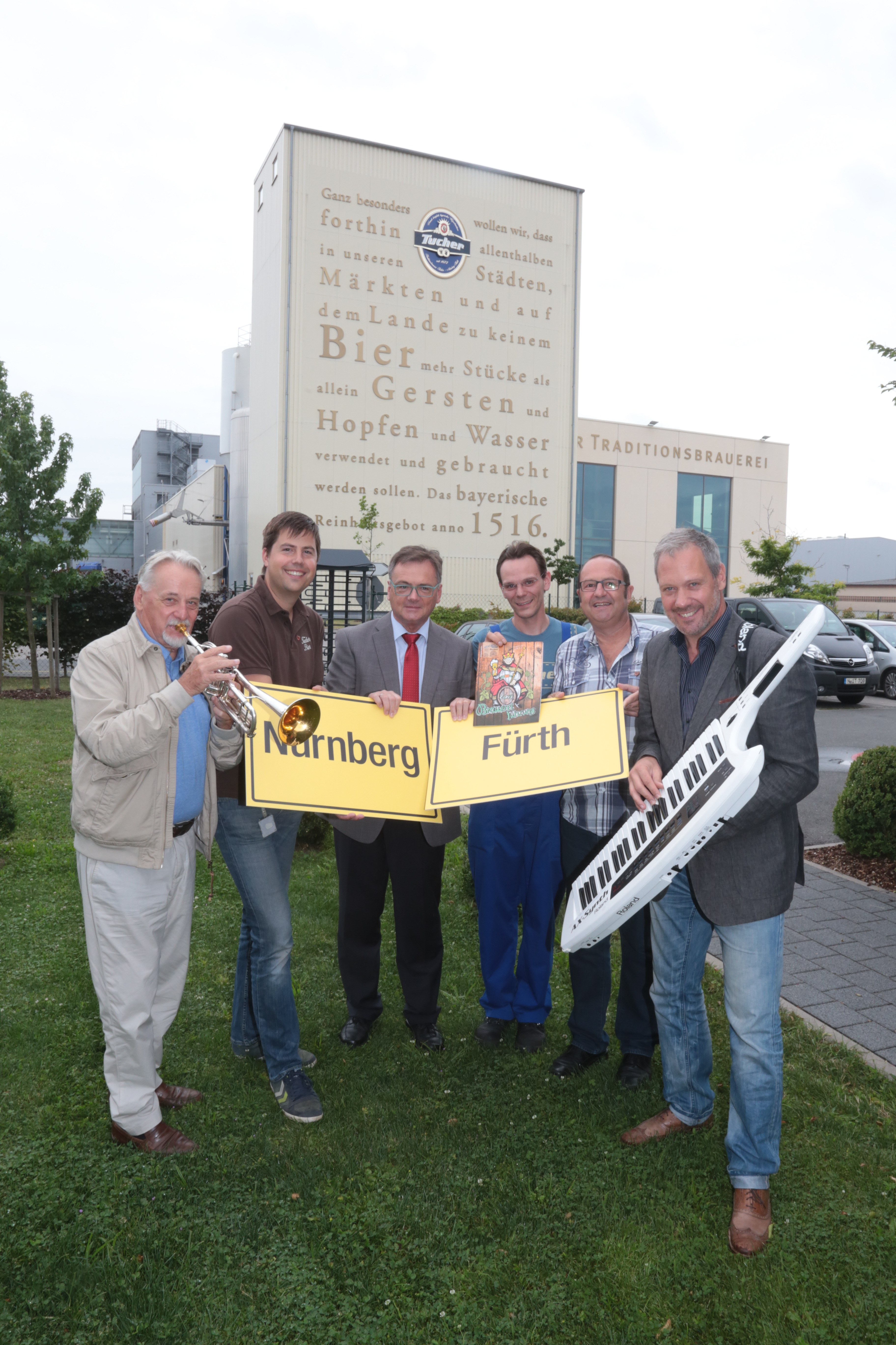 Sorgen für Stimmung beim Tucher-Brauereifest: (v.l.) Musiker Conny Wagner, Organisator Niklas Zitzelsberger, Tucher-Geschäftsführer Fred Höfler, Comic-Zeichner Christian Eckert, Brauereiführer Helmut Ell und Bandleader Thilo Wolf.
