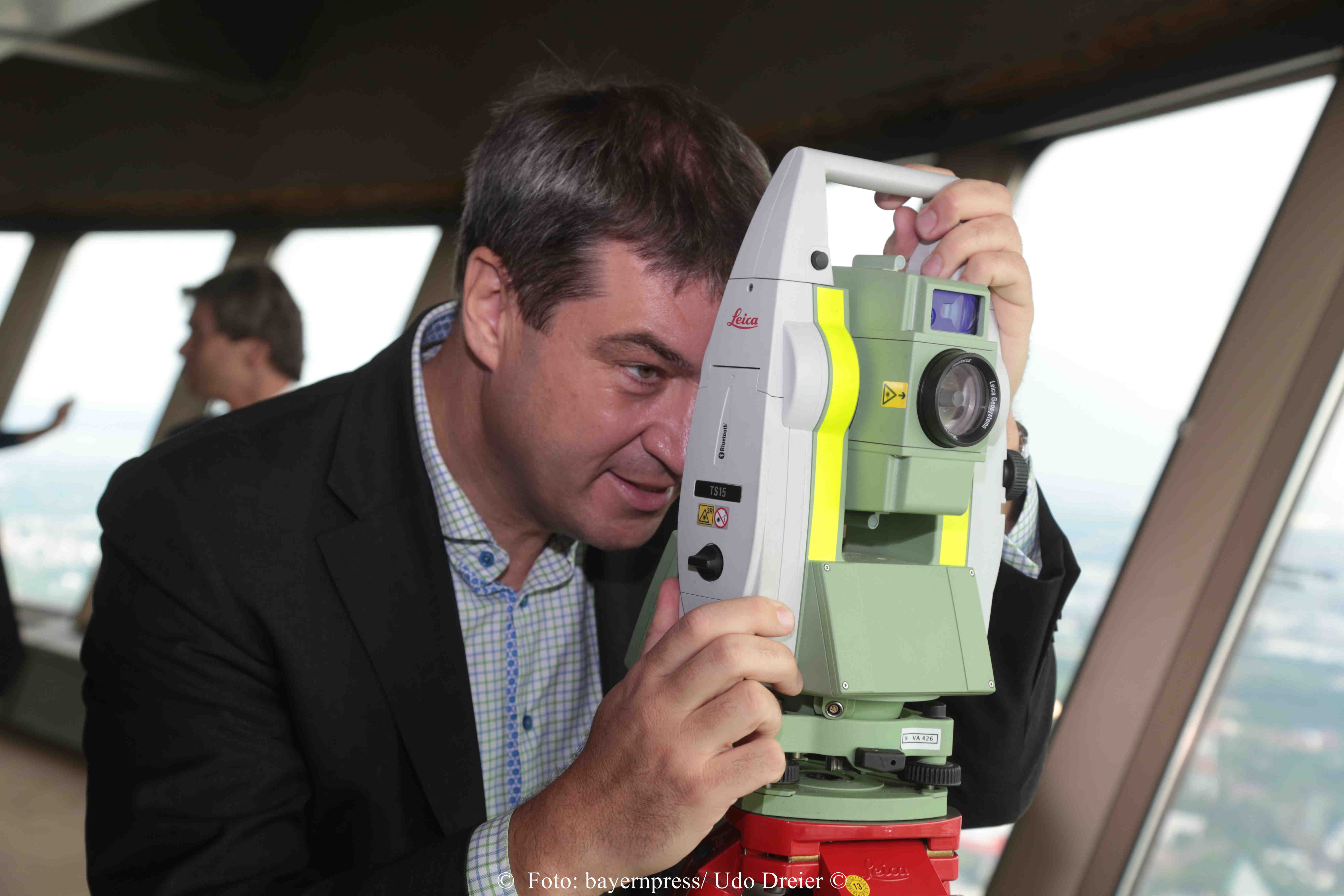 Der Bayerische Finanzminister Dr. Markus Söder ermöglicht den Nürnbergern eine weitere Besichtigung des Fernmeldeturms.