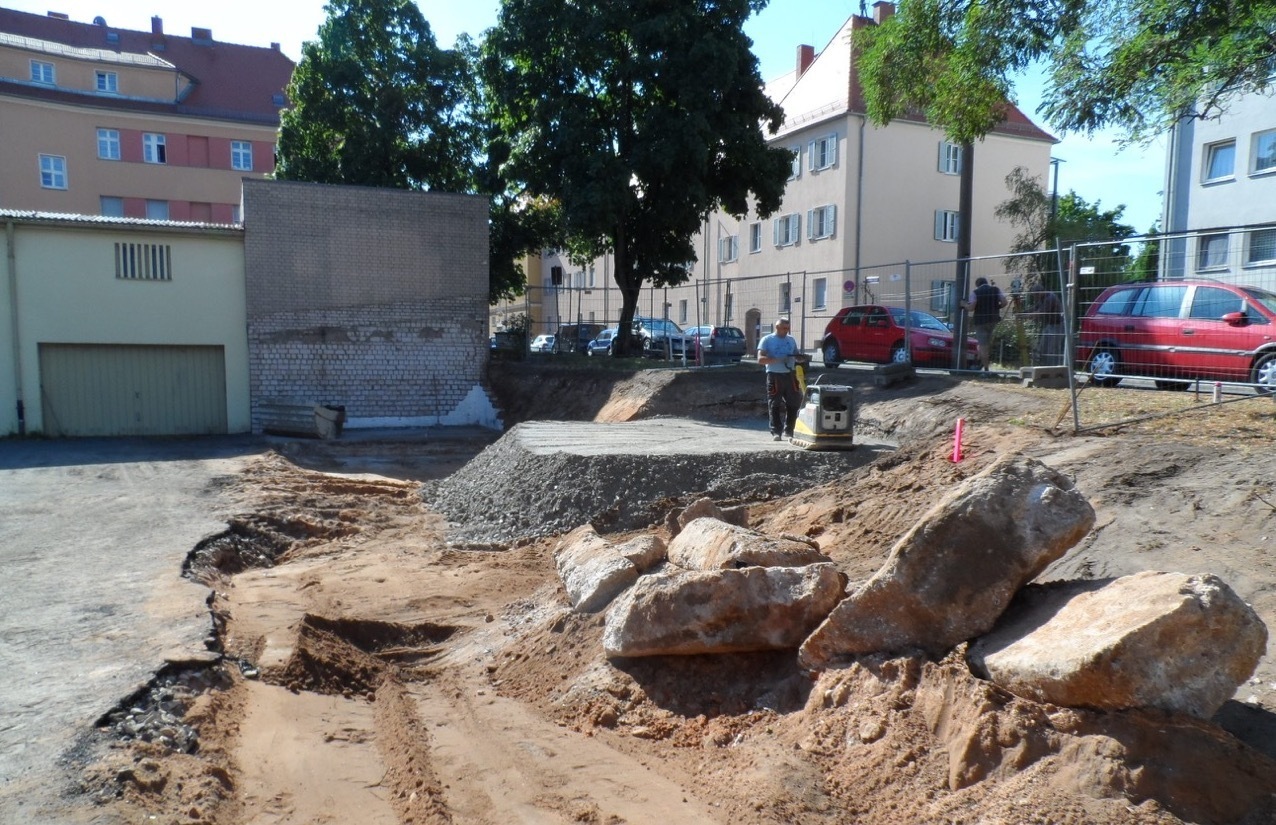Das Garagengrundstück beim Westfriedhof zwischen der Straßenbahnwendeschleife und der Blockrandbebauung der Kernwohnanlage St. Johannis aus den 20er Jahren der wbg Nürnberg GmbH wird mit neuen Wohnungen bebaut.