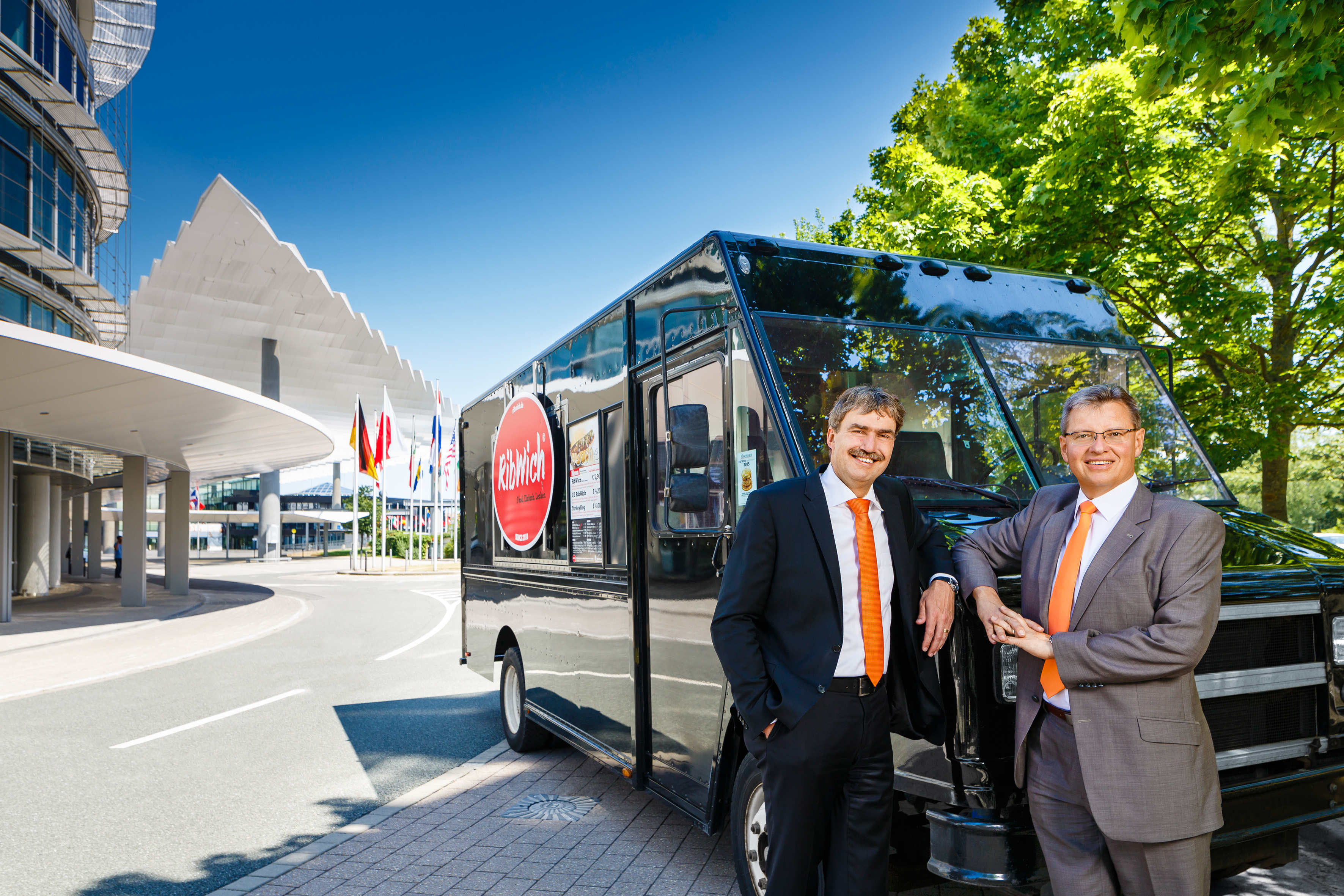 Die CEOs der NürnbergMesse Group, (v. l.), Peter Ottmann und Dr. Roland Fleck, haben die Zutaten des Erfolgsrezepts NürnbergMesse' verfeinert und präsentierten auf der Bilanzpressekonferenz positive Veranstaltungs- und Finanzkennzahlen des Unternehmens.