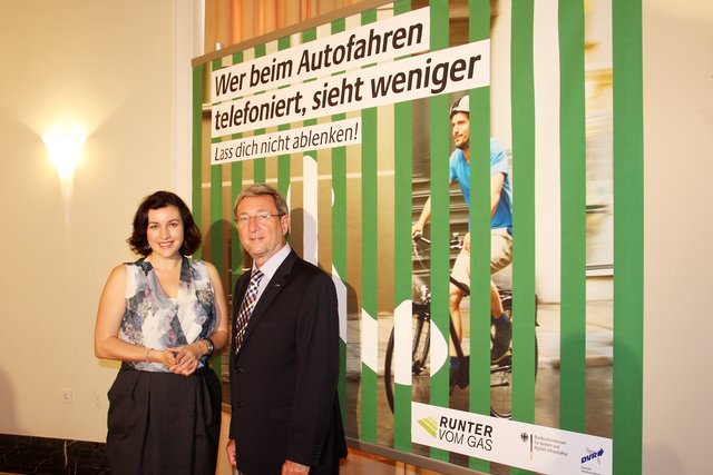 Dorothee Bär und Dr. Walter Eichendorf präsentierten in Nürnberg die verschiedenen Motive einer Plakataktion, die sich mit den Gefahren der Ablenkung im Straßenverkehr beschäftigt. | Foto: tom