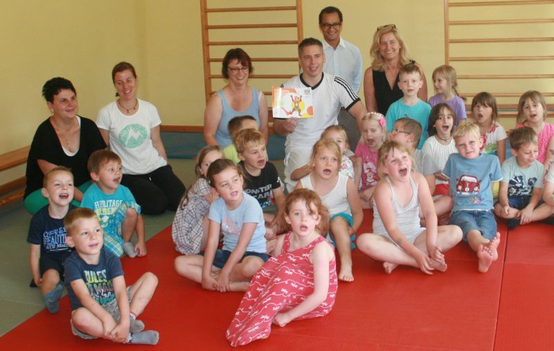 vlnr:
Daniela Meyer, Steffi Sinner, Carola Sachs, Jens Geider, Hery Charles Eckert, Ilse Dölle Im Vordergrund: Fröhliche Kinder mit Freude an Bewegung