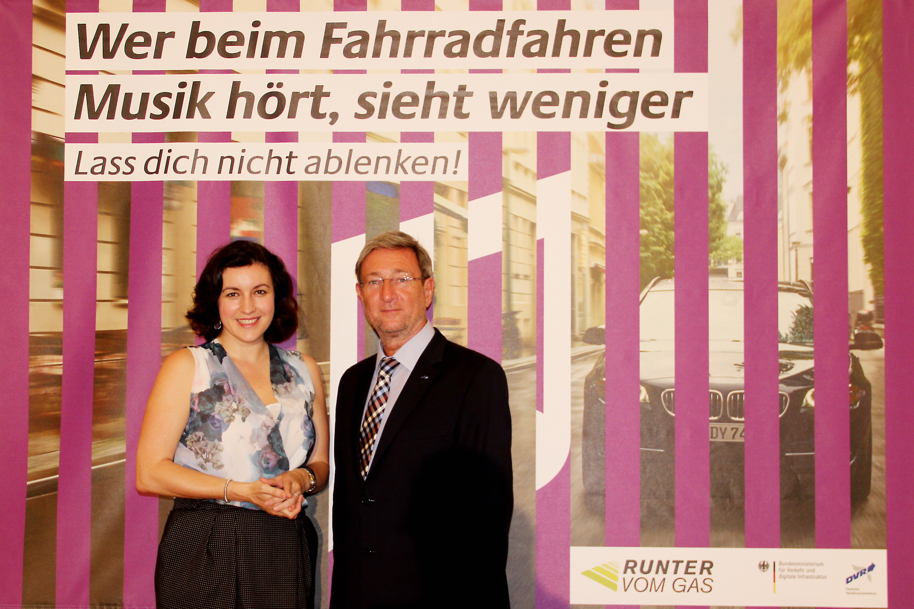 Dorothee Bär und Dr. Walter Eichendorf präsentierten in Nürnberg die verschiedenen Motive einer Plakataktion, die sich mit den Gefahren der Ablenkung im Straßenverkehr beschäftigt.