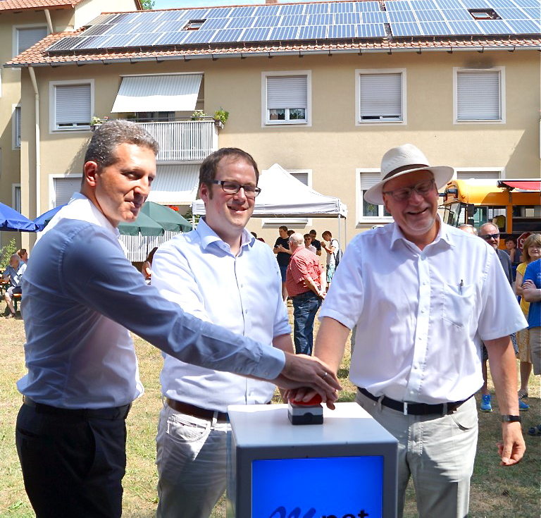 Jens Prautzsch (M-net), Oberbürgermeister Dr. Florian Janik und Wolfgang Geus (ESTW / v.l.n.r.) nahmen das neue Glasfasernetz im Erlanger Süden offiziell in Betrieb. Foto: oh